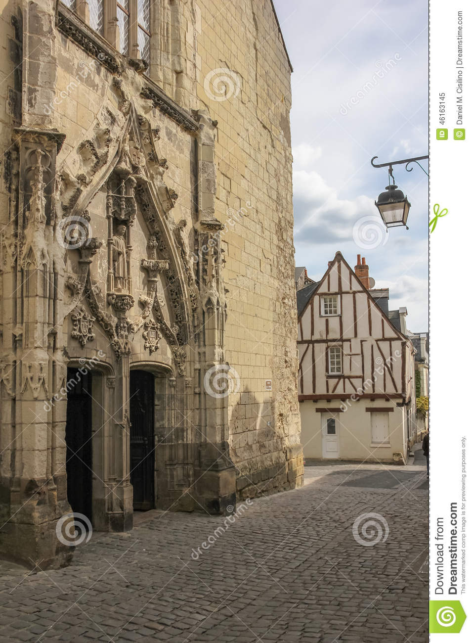 portail-à-l-église-de-st-etienne-chinon-france-46163145